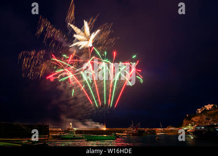 Mevagissey Feastival erlischt mit einem spektakulären Knall. Das jährliche Festival Event schließt jedes Jahr mit einem prächtigen Feuerwerk am Hafen Anzeige Stockfoto