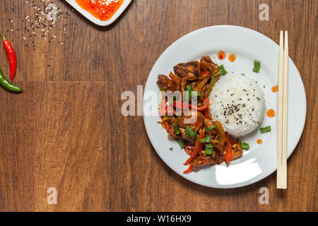 Süß und sauer Huhn auf Reis. Typische asiatische Gericht. Eine Menge negativer Platz für Text. flachbild Layout Stockfoto