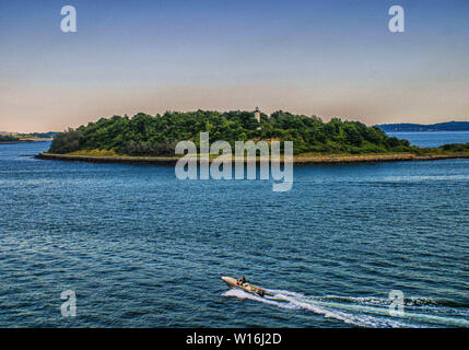 Boston, Massachusetts, USA. 8. Sep 2005. Ein Massachusetts State Police Patrol Boot, von der Marine Einheit, vorbei an den historischen Long Island Scheinwerfer Leuchtturm auf Long Island im Inneren Hafen von Boston. Credit: Arnold Drapkin/ZUMA Draht/Alamy leben Nachrichten Stockfoto