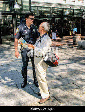 Boston, Massachusetts, USA. 8. Sep 2005. Ein Tourist fragt ein Polizist in Boston, Massachusetts. Credit: Arnold Drapkin/ZUMA Draht/Alamy leben Nachrichten Stockfoto