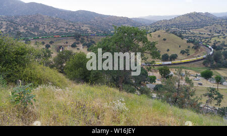 Die Abbildung zeigt die berühmten Tehachapi Loop in Kern County, Kalifornien. Stockfoto