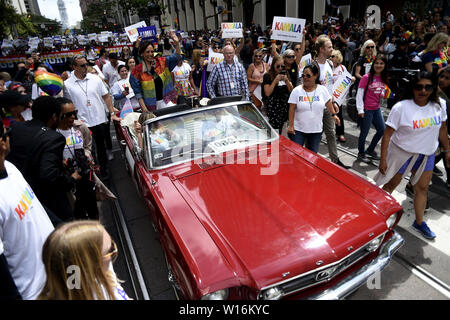 San Francisco, CA, USA. 30. Juni, 2019. San Francisco, CA, USA - US-Senator von New York und Präsidentschaftskandidat, Kamala Harris nahm an dieser Jahre Pride Parade in San Francisco am 30. Juni. Credit: Neal Gewässer/ZUMA Draht/Alamy leben Nachrichten Stockfoto