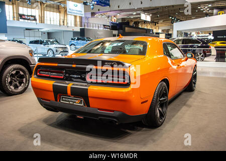 Poznan, Polen, März 2019: metallic orange Dodge Challenger SRT Hellcat, Poznan International Motor Show, 3. gen Muscle Car von Dodge hergestellt Stockfoto