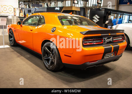 Poznan, Polen, März 2019: metallic orange Dodge Challenger SRT Hellcat, Poznan International Motor Show, 3. gen Muscle Car von Dodge hergestellt Stockfoto