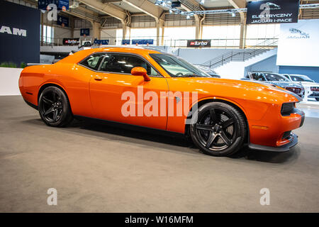 Poznan, Polen, März 2019: metallic orange Dodge Challenger SRT Hellcat, Poznan International Motor Show, 3. gen Muscle Car von Dodge hergestellt Stockfoto