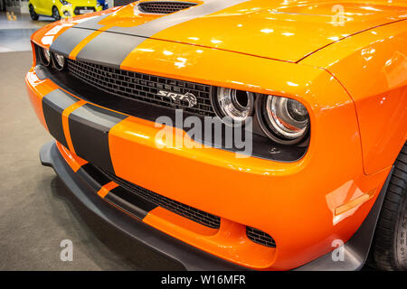 Poznan, Polen, März 2019: metallic orange Dodge Challenger SRT Hellcat, Poznan International Motor Show, 3. gen Muscle Car von Dodge hergestellt Stockfoto