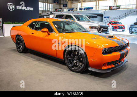 Poznan, Polen, März 2019: metallic orange Dodge Challenger SRT Hellcat, Poznan International Motor Show, 3. gen Muscle Car von Dodge hergestellt Stockfoto