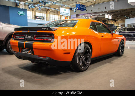 Poznan, Polen, März 2019: metallic orange Dodge Challenger SRT Hellcat, Poznan International Motor Show, 3. gen Muscle Car von Dodge hergestellt Stockfoto