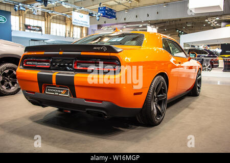 Poznan, Polen, März 2019: metallic orange Dodge Challenger SRT Hellcat, Poznan International Motor Show, 3. gen Muscle Car von Dodge hergestellt Stockfoto