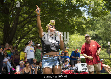 Atlanta, Georgia, USA. 30. Juni, 2019. Hunderte in Atlanta Midtown versammelt in der Feier zum 50. Jahrestag der Stonewall Aufstand bis März. Quelle: Steve Eberhardt/ZUMA Draht/Alamy leben Nachrichten Stockfoto