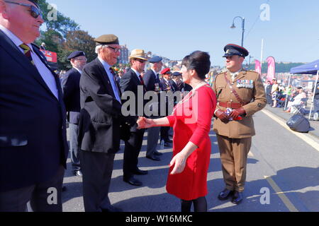 Stellvertretender Bürgermeister von Scarborough Roberta Swiers Sitzung Kriegsveteranen in Scarborough Streitkräfte Tag Stockfoto