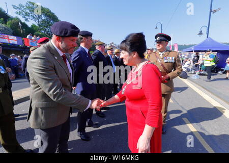 Stellvertretender Bürgermeister von Scarborough Roberta Swiers Sitzung Kriegsveteranen in Scarborough Streitkräfte Tag Stockfoto