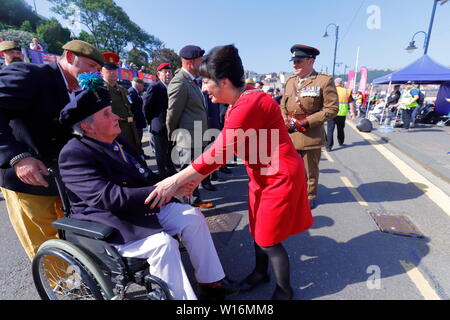 Stellvertretender Bürgermeister von Scarborough Roberta Swiers Sitzung Kriegsveteranen in Scarborough Streitkräfte Tag Stockfoto