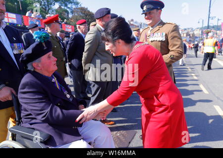 Stellvertretender Bürgermeister von Scarborough Roberta Swiers Sitzung Kriegsveteranen in Scarborough Streitkräfte Tag Stockfoto