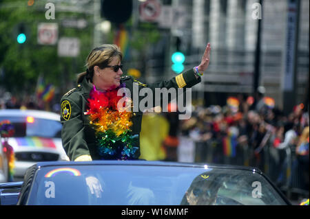 San Francisco, CA, USA. 30. Juni, 2019. San Francisco, CA, USA - San Francisco Sheriff, VICKI L. HENNESSY Wellen in die Menge. Credit: Neal Gewässer/ZUMA Draht/Alamy leben Nachrichten Stockfoto