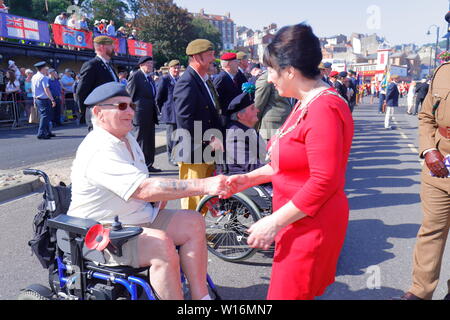 Stellvertretender Bürgermeister von Scarborough Roberta Swiers Sitzung Kriegsveteranen in Scarborough Streitkräfte Tag Stockfoto