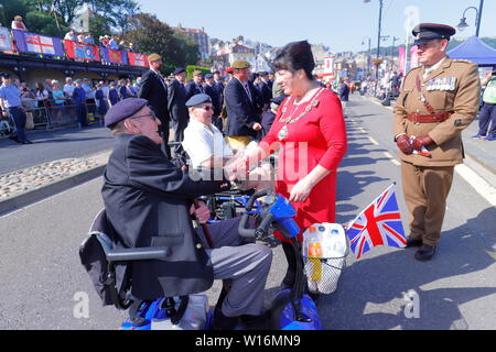 Stellvertretende Bürgermeisterin von Scarborough Roberta Swiers erfüllt Kriegsveteranen an Scaroborugh Streitkräfte Tag 2019 Stockfoto