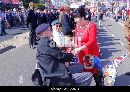 Stellvertretende Bürgermeisterin von Scarborough Roberta Swiers erfüllt Kriegsveteranen an Scaroborugh Streitkräfte Tag 2019 Stockfoto