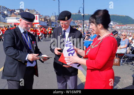 Stellvertretende Bürgermeisterin von Scarborough Roberta Swiers erfüllt Kriegsveteranen an Scaroborugh Streitkräfte Tag 2019 Stockfoto