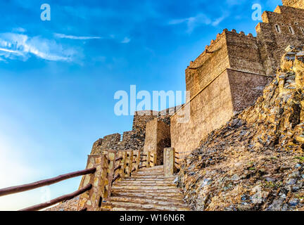 Steinerne Treppe zu den berühmten muttrah Fort mit blauem Himmel Hintergrund. Von Muscat, Oman. Stockfoto