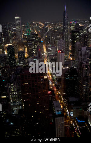 Blick von der 360 Chicago Observation Deck das John Hancock Building südlich entlang der Magnificent Mile in der Nacht Chicago IL USA Stockfoto