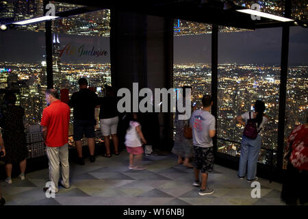 Besucher bei Nacht Blick von der Aussichtsplattform des 360 Chicago das John Hancock Building Chicago IL USA einige Leute Bewegungsunschärfe Stockfoto