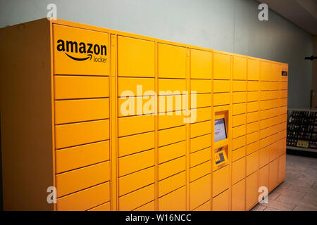 Gelb amazon Schließfach Abholpunkt self-Service Delivery System in einem Einkaufszentrum in Chicago, IL USA Stockfoto