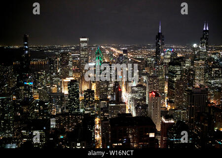 Blick von der 360 Chicago Observation Deck das John Hancock Building South bei Nacht Chicago IL USA suchen Stockfoto