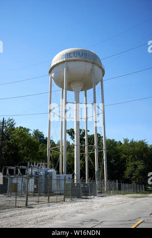 Wasserturm und Strom sub Station in Columbus, Indiana USA Stockfoto