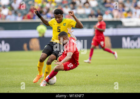 Philadelphia, Pennsylvania, USA. 30. Juni, 2019. ALVAS POWELL (5) kämpft für den ball gegen Panama ERIC DAVIS (15) Während des Spiels in Philadelphia PA Credit: Ricky Fitchett/ZUMA Draht/Alamy leben Nachrichten Stockfoto