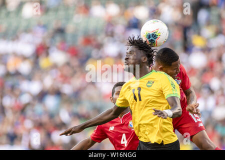 Philadelphia, Pennsylvania, USA. 30. Juni, 2019. ARMANDO COOPER (11) kämpft für den ball gegen Panama ERIC DAVIS (15) Während des Spiels in Philadelphia PA Credit: Ricky Fitchett/ZUMA Draht/Alamy leben Nachrichten Stockfoto