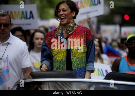 Juni 30, 2019, San Francisco, Kalifornien, USA: US-Senator und Präsidentschaftskandidat, Kamala Harris (D-CA) reitet in der San Francisco Pride Parade. Harris war San Francisco Bezirksstaatsanwalt von 2004 bis 2011. Credit: Neal Gewässer/ZUMA Draht/Alamy leben Nachrichten Stockfoto