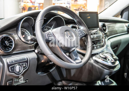 Poznan, Polen, Mar 2019 rot Alle neuen Mercedes Viano Marco Polo Horizont camping Edition, Poznan International Motor Show, Mercedes V-Klasse Vito camper Stockfoto