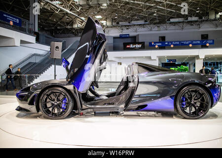 Poznan, Polen, 28. März 2019: Metallic schwarz McLaren 720s Spider bei Poznan International Motor Show, Autos Traum, supercar Erstellt von McLaren Stockfoto