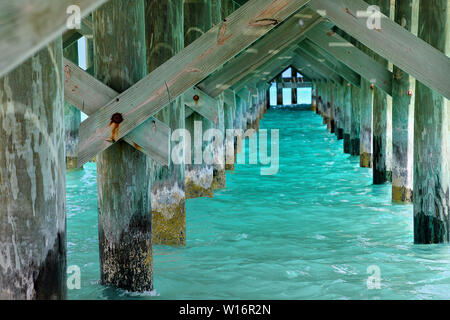 Unterseite der Pier in Nassau Bahamas mit türkisfarbenen Meer Wasser Stockfoto