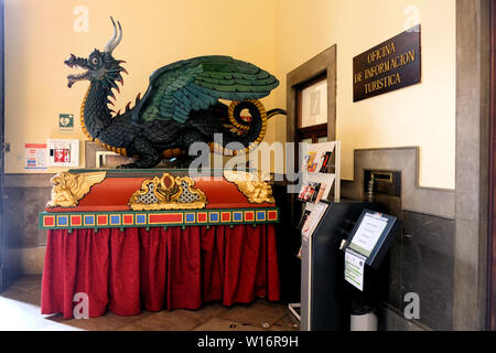 Der Drache im Corpus Christi Tarasca Prozession und Parade in Granada, Spanien, im Ayuntamiento oder Rathaus Gebäude ruht. Stockfoto