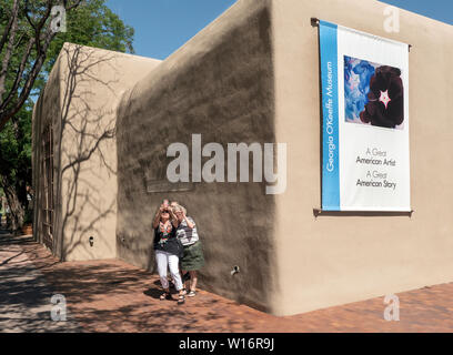 Kunstliebhaber auf der Georgien O'Keeffe Museum, Santa Fe, NM USA Stockfoto