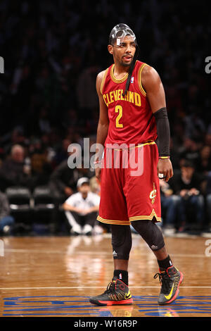 Brooklyn, New York, USA. 29 Dez, 2012. Datei - Kyrie Irving Zeichen mit Brooklyn Nets. Im Bild: Dezember 29, 2012, Brooklyn, New York: Cleveland Kavaliere Point Guard Kyrie Irving (2) auf dem Gericht gegen die Brooklyn Nets bei Barclays Center. Credit: Debby Wong/ZUMA Draht/Alamy leben Nachrichten Stockfoto