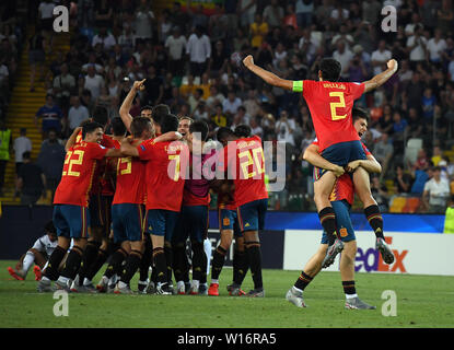 Udine, Italien. 30. Juni, 2019. Spieler aus Spanien feiern am Ende der 2019 UEFA U-21 Europameisterschaft Finale zwischen Spanien und Deutschland in Udine, Italien, 30. Juni 2019. Spanien gewann 2-1. Credit: Alberto Lingria/Xinhua/Alamy leben Nachrichten Stockfoto