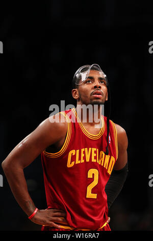 Brooklyn, New York, USA. 29 Dez, 2012. Datei - Kyrie Irving Zeichen mit Brooklyn Nets. Im Bild: Dezember 29, 2012, Brooklyn, New York: Cleveland Kavaliere Point Guard Kyrie Irving (2) reagiert auf das Gericht gegen die Brooklyn Nets bei Barclays Center. Credit: Debby Wong/ZUMA Draht/Alamy leben Nachrichten Stockfoto