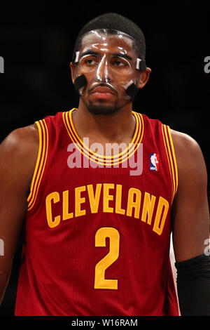 Brooklyn, New York, USA. 29 Dez, 2012. Datei - Kyrie Irving Zeichen mit Brooklyn Nets. Im Bild: Dezember 29, 2012, Brooklyn, New York: Cleveland Kavaliere Point Guard Kyrie Irving (2) reagiert auf das Gericht gegen die Brooklyn Nets bei Barclays Center. Credit: Debby Wong/ZUMA Draht/Alamy leben Nachrichten Stockfoto