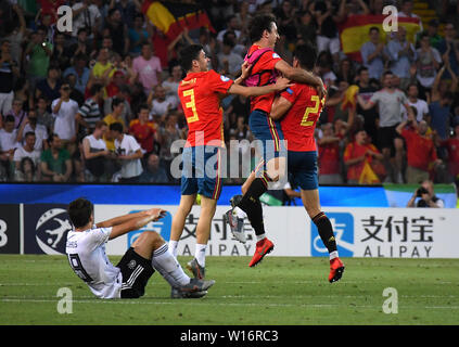 Udine, Italien. 30. Juni, 2019. Spieler aus Spanien feiern nach der 2019 UEFA U-21 Europameisterschaft Finale zwischen Spanien und Deutschland in Udine, Italien, 30. Juni 2019. Spanien gewann 2-1. Credit: Alberto Lingria/Xinhua/Alamy leben Nachrichten Stockfoto