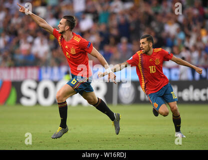 Udine, Italien. 30. Juni, 2019. Spaniens Fabian Ruiz (L) feiert sein Ziel während der 2019 UEFA U-21 Europameisterschaft Finale zwischen Spanien und Deutschland in Udine, Italien, 30. Juni 2019. Spanien gewann 2-1. Credit: Alberto Lingria/Xinhua/Alamy leben Nachrichten Stockfoto