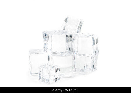 Eiswürfel, die isoliert auf weißem Hintergrund Stockfoto