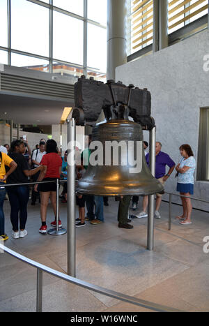 PHILADELPHIA, PENNSYLVANIA, USA - Juni 26, 2019: Touristen Anzeigen der Liberty Bell kurz vor dem Tag der Unabhängigkeit Stockfoto