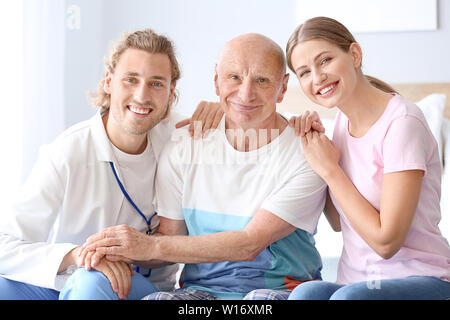Junge Frau ihr Vater im Pflegeheim besuchen Stockfoto