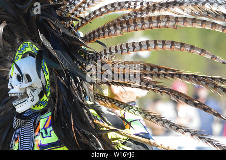 Native American Kopfschmuck, War bonnet mit Totenkopf und Federn im Tanz. Stockfoto