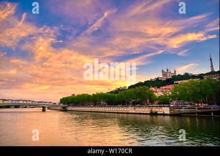 Ein Blick auf Lyon, Frankreich entlang der Saône bei Sonnenuntergang. Stockfoto