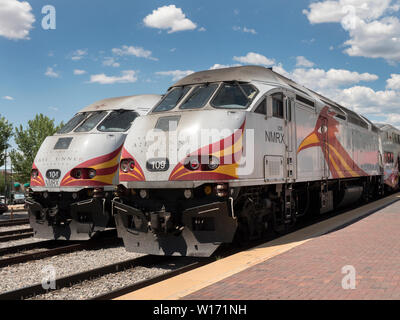 Zwei NMRX Rail Runner Züge in Santa Fe Station (Depot) New Mexiko USA Stockfoto