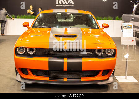 Poznan, Polen, März 2019: metallic orange Dodge Challenger SRT Hellcat, Poznan International Motor Show, 3. gen Muscle Car von Dodge hergestellt Stockfoto